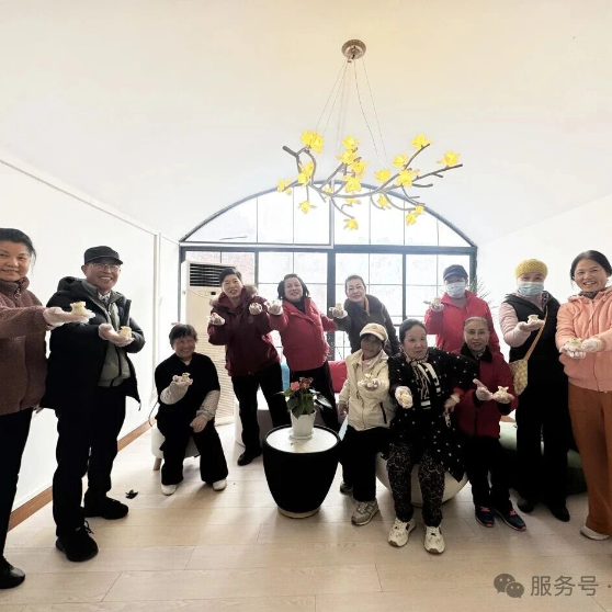 共‘擀’幸福皮，同‘包’团圆馅